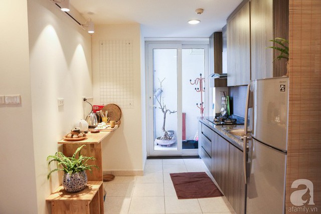 Khoảng không gian của bếp nấu được trang trí giản đơn với hệ thống tủ gỗ có sẵn. Gam màu trầm của gỗ cho góc bếp thêm sang trọng.