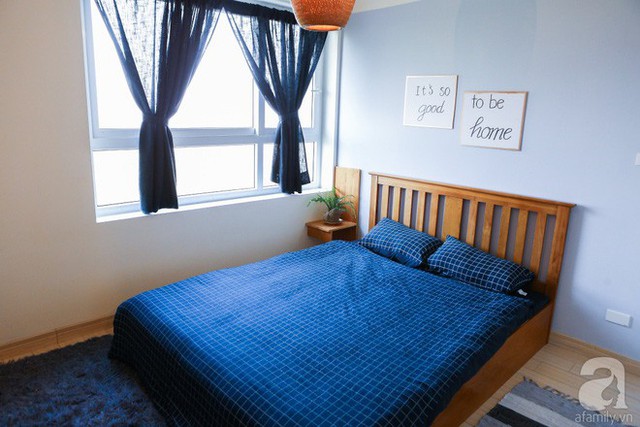 Tấm thảm xanh đặt cuối giường như trải dài nét thú vị và thơ mộng của góc nghỉ ngơi.
