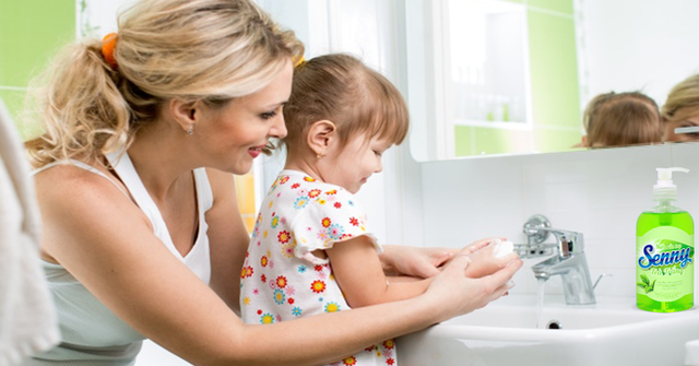 Thay vì dùng các vật nhọn để giúp trẻ lấy khóe, hãy để con trẻ rửa tay, chân để làm sạch các chất bẩn trong móng. (Ảnh: Nguồn Internet).