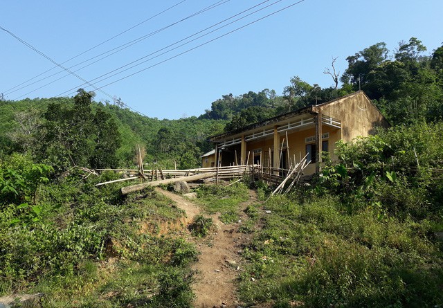 Điểm lẻ đầu tiên nằm ở đầu thôn Đắk Doa. Trong căn phòng cấp 4 đã cũ là 3 học sinh lớp 1 do cô Đinh Thị Thiết (sinh năm 1983, xã Sơn Dung, Sơn Tây) phụ trách. 6 năm gắn bó với điểm trường Đắk Doa, cô Thiết luôn ước mình có 10 học sinh trong lớp để dạy.