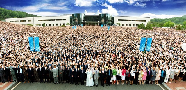 Số lượng thành viên đông đảo tại Mỹ trong bức hình chụp với Đức Chúa Trời Mẹ Jang Gil-ja (người phụ nữ mặc Hanbok tại hàng đầu)