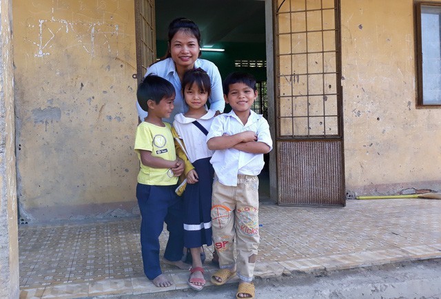 Nhà xa trường, đường đi rất khó nên mình ở lại luôn đến cuối tuần mới về. Ở đây ít dân cư nên buồn lắm. Nhiều hôm phải xin phụ huynh cho các em ở lại trường. Ở đây, các em chính là nguồn vui lớn nhất. Giờ chỉ mong sao lớp có thêm học sinh để cô trò cùng nhau học tập, vui chơi, cô Thiết mong ước.