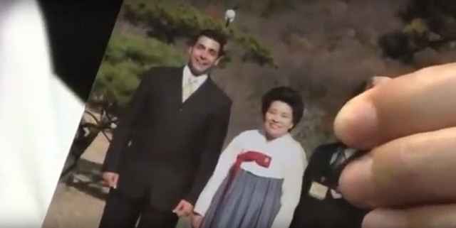 Cận cảnh bức ảnh Ron chụp cùng Đức Chúa Trời Mẹ Jang Gil-ja tại Hàn Quốc