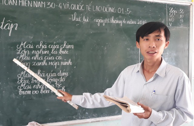 Thầy Bùi Nguyên Bảo (sinh năm 1987) có quê ở TP. Quảng Ngãi. Từ khi ra trường, thầy Bảo đã đến với giáo dục vùng cao, trong đó có 3 năm gắn bó với điểm trường xóm ông Ngang của thôn Đắk Doa.