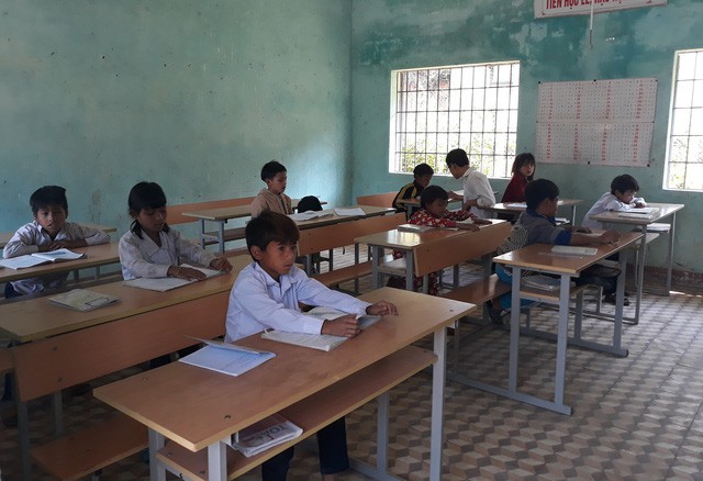 Được phụ trách lớp học đông nhất với 10 học sinh, thế nhưng thầy Bảo không giấu được những nỗi niềm khi phụ trách lớp học đặc biệt. Chỉ có lòng yêu nghề, yêu trẻ mới có thể giữ chân được thầy cô giáo ở những nơi xa xôi với những lớp học chỉ có vài học sinh như thế này. Dạy một lớp quá ít học sinh rất khó. Đôi lúc thấy buồn nhưng nghĩ lại vì các em nên phải cố gắng, thầy Bảo tâm sự.