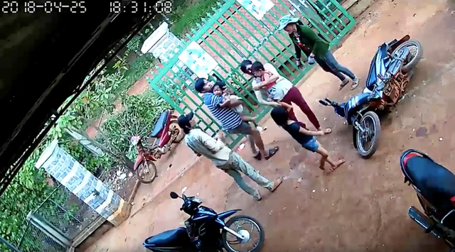 Rất may mắn cả 2 bé đều an toàn.