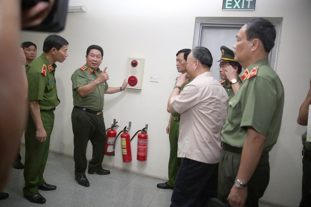 
Đoàn liên ngành của Bộ Công an, Bộ Xây dựng tiến hành kiểm tra đột xuất các chung cư ở Hà Nội về vấn đề PCCC. Ảnh: Cục cảnh PCCC, cứu nạn, cứu hộ
