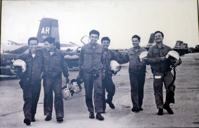 
Phi đội Quyết thắng sau trận đánh trở về sân bay Thành Sơn (Phan Rang), chiều 28/4/1975. Ảnh: TL
