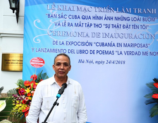 
Nhà thơ Antonio Guerrero Rodriguez tại lễ khai mạc triển lãm tranh và ra mắt tập thơ. Ảnh: TL
