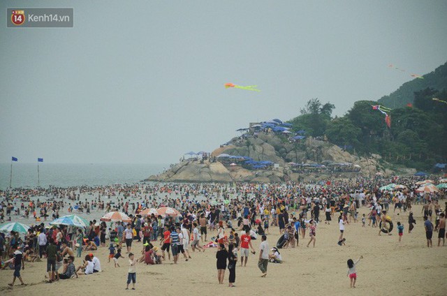 Chiều 29/4, hàng chục nghìn người đã đổ về bãi biển Sầm Sơn vui chơi dịp lễ.