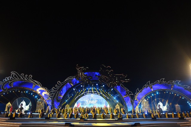 Khán đài sân khấu Carnaval Hạ Long có sức chứa hơn 10 nghìn người không còn một chỗ trống. Ai cũng choáng ngợp trước sân khấu hoành tráng, thiết kế long, phụng long lanh, đầy tính nghệ thuật và rộng lớn chưa từng thấy.
