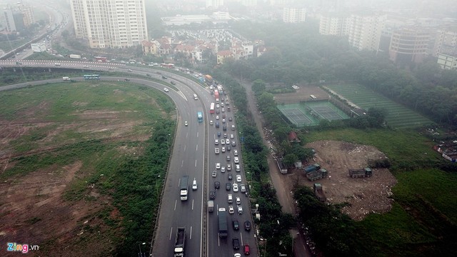 Phía đường cao tốc, tình trạng xe đi rùa bò cũng kéo dài.