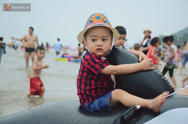 Nhiều trường hợp bố mẹ vui chơi để lạc mất con, loa phát thanh của bãi biển đã thông báo để tìm bố mẹ cho các cháu bé.