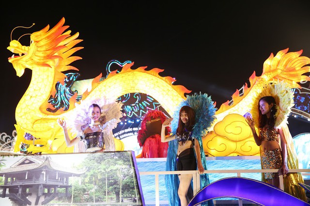 Càng về cuối chương trình càng sôi động. Điểm nhấn ấn tượng của Đêm Carnaval lần thứ 10 này chính là màn diễu hành xe hoa kết hợp trình diễn pháo hoa nghệ thuật đỉnh cao.