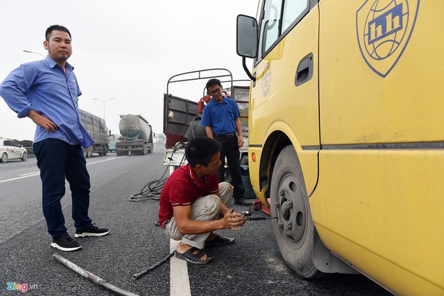 Anh Thành, tài xế lái chiếc xe màu vàng tuyến Giáp Bát - Thái Bình sau khi chờ hơn 30 phút mới gọi được xe cứu hộ đến thay lốp.