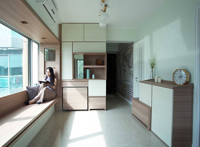 Căn hộ ở Hong Kong chỉ có diện tích 46 m2 nhưng trông khá thoáng rộng với khung cửa sổ rộng. Gia chủ có chỗ ngồi với góc nhìn tuyệt đẹp ra bên ngoài.