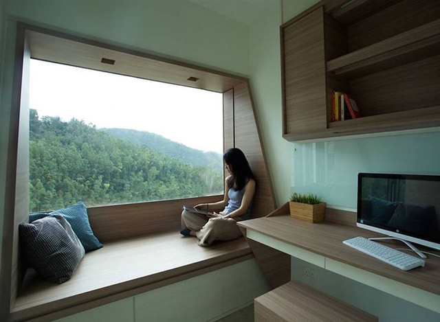 Khung cửa kính rộng giúp các phòng có cảm giác nới rộng ra rừng núi bao quanh.