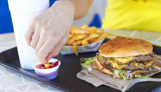 
Những người thường xuyên ăn ở ngoài có mức phthalate cao hơn hẳn người ăn tại nhà. Ảnh: MBH.
