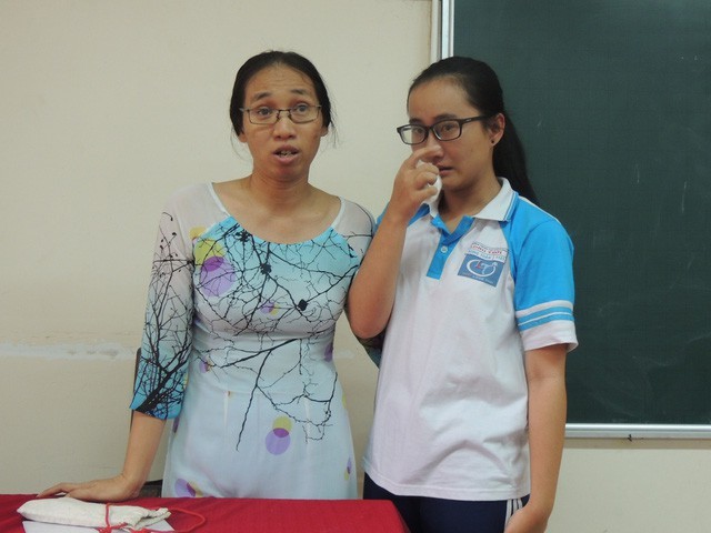Cô Minh Châu và em Song Toàn trong buổi đối thoại sau sự việc em Toàn phán ánh cô nhiều tháng lên lớp không giảng bài lên Sở GD-ĐT TPHCM