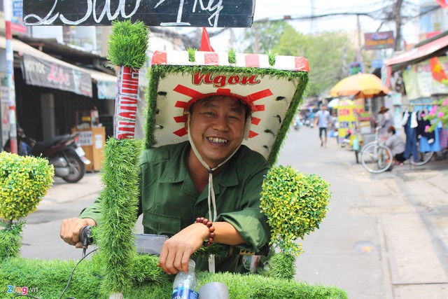 Bán trái cây suốt 8 năm ở Sài Gòn để mưu sinh, rong ruổi trên các cung đường giữa nắng nóng, khói bụi, nhưng người đi đường lúc nào cũng thấy nụ cười lạc quan, mang lại niềm vui của anh Hiển.