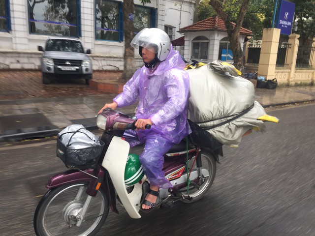 
Anh Thuận trên chiếc xe chở chuyến hàng từ thiện.     Ảnh: Ngọc Tuấn
