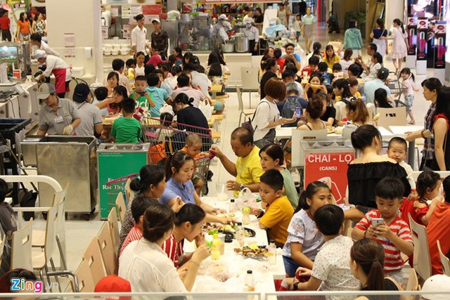 Khu vực tự phục vụ khi ăn uống của trung tâm thương mại không còn chỗ trống cho khách đến sau. Ảnh: Phúc Minh.