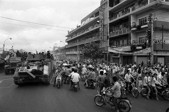 Xe quân sự tiếp cận góc phố Trần Hưng Đạo và Kỳ Côn ngày 30 tháng 4 năm 1975