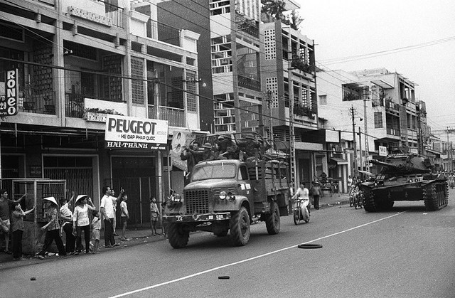 Xe quân sự đến Sài Gòn ngày 30 tháng 4 năm 1975
