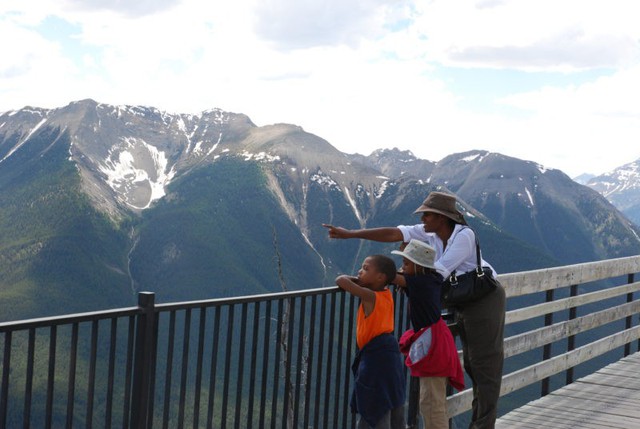 Cameron cùng gia đình ngắm những ngọn núi ở Canada