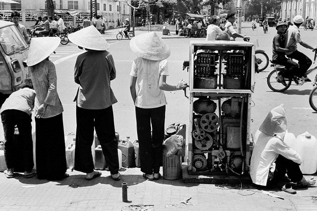 Phụ nữ đứng gần một trạm xăng di động trên đường Lê Duẩn, tháng 5 năm 1975