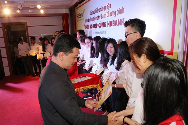 
Ông Trần Huỳnh Thi Khoa- Phó Giám đốc Khối Quản trị Nguồn Nhân lực HDBank trao Giấy chứng nhận hoàn thành Chương trình “Khởi nghiệp cùng HDBank” cho các em Sinh viên
