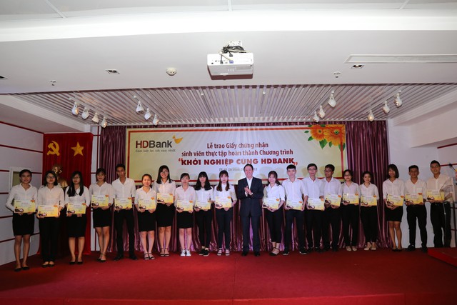 
Ông Huỳnh Trung Minh – Phó Giám đốc Khối KHCN HDBank trao Giấy chứng nhận hoàn thành Chương trình “Khởi nghiệp cùng HDBank” cho các em Sinh viên
