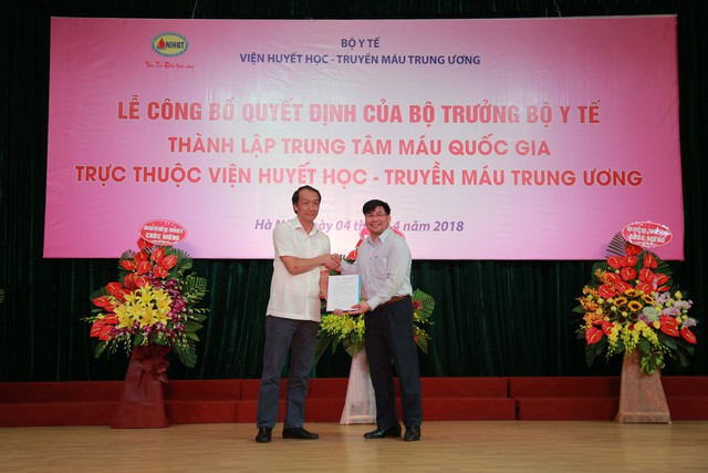 TS Bạch Quốc Khánh trao quyết định thành lập Trung tâm Máu Quốc gia thuộc Viện Huyết học - Truyền máu Trung ương.