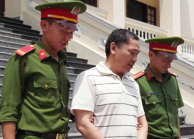 
Sau khi tuyên án, bị cáo Lê Quang Sỹ được công an dẫn giải về trại giam.
