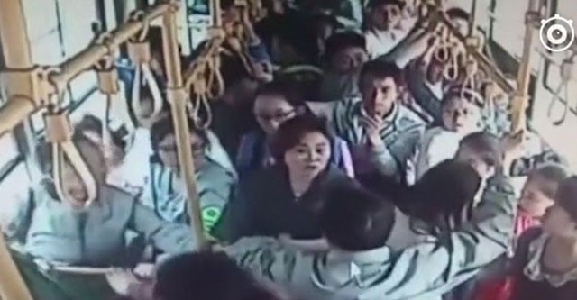 T&ecirc;n y&ecirc;u r&acirc;u xanh bị c&aacute;c h&agrave;nh kh&aacute;ch qu&acirc;y lại chửi mắng.