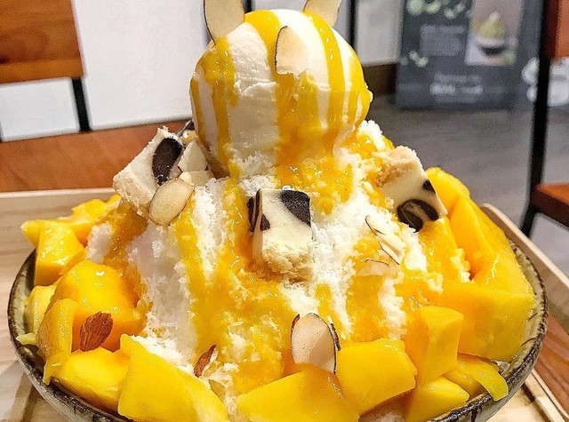 Thực khách khi thưởng thức Bingsu sẽ cảm nhận được đá bào mềm mịn tan ngay trong miệng với vị ngọt thanh của trái cây. Loại thức ăn này có giá dao động từ 50.000 đến 200.000 đồng. Ảnh Instagram: Sharonyau.