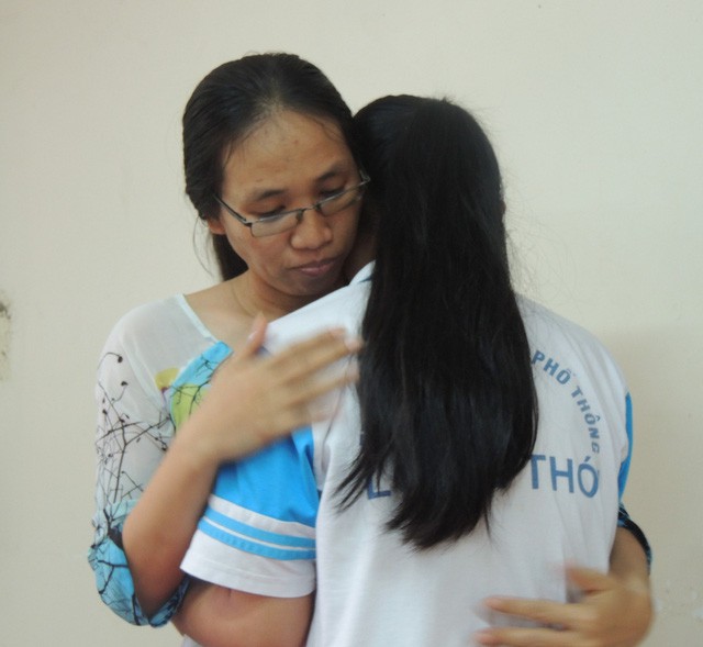 Em Phạm Song Toàn và cô Trần Thị Minh Châu tại buổi gặp gỡ sau sự việc cô giáo không giảng bài gây xôn xao dư luận.