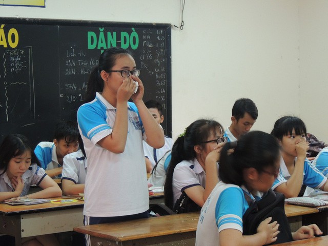 Em Phạm Song Toàn trong buổi đối thoại tại lớp với cô Trần Thị Minh Châu sau sự việc em phản ánh cô nhiều tháng lên lớp không giảng bài tại diễn đàn của Sở GD-ĐT TPHCM