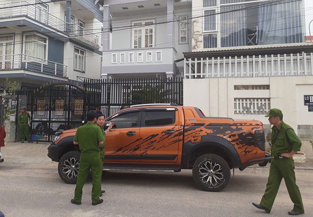 
Chiếc xe đậu trước nhà B13 và B14 cũng bị trúng đạn
