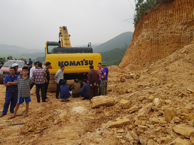 
Chiếc máy xúc - tang vật vụ khai thác trộm đất đồi đã được tạm giữ.
