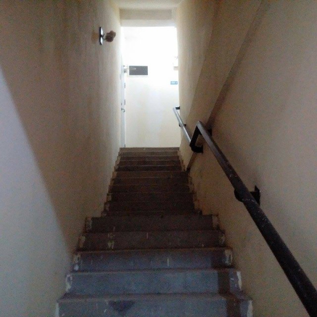 Cầu thang bộ tại tòa nhà này tối và hẹp và chưa có giải pháp ngăn lối thoát nạn xuống tầng hầm.
