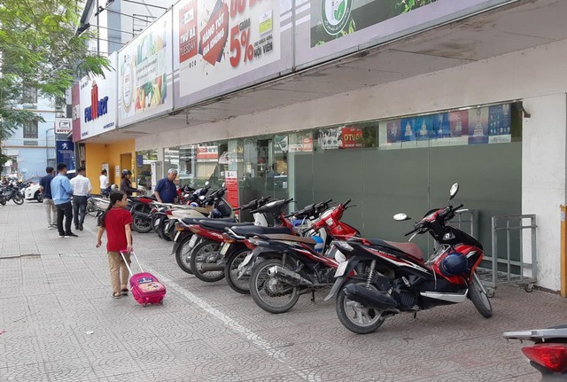
Khu vực vỉa hè trước siêu thị Fivimart trên đường Nguyễn Văn Cừ nơi xảy ra vụ việc. Ảnh: TL
