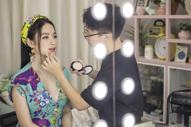 Ngày 6/4, chuyên gia trang điểm Hiwon khai trương tiệm make up kết hợp bán thức uống tại TP HCM. Angela Phương Trinh có mặt để chúc mừng anh. Cô được đích thân Hiwon trang điểm để tiếp tục các hoạt động khác trong ngày của mình.