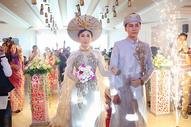 Lâm Khánh Chi cùng ông xã Phi Hùng trong lễ cưới diễn ra vào cuối năm 2017.