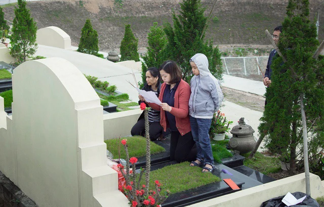 Theo nhiều gia đình, đưa trẻ đi tảo mộ sẽ tập cho chúng sự kính trọng hiếu đễ tổ tiên qua phong tục tảo mộ