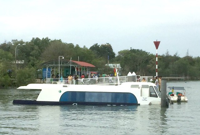 
Chiếc t&agrave;u cao tốc bị tr&agrave;n nước khi sắp v&agrave;o bờ. Ảnh: Bi&ecirc;n Ph&ograve;ng.
