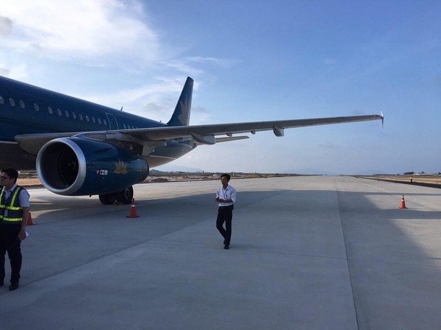 M&aacute;y bay Vietnam Airlines hạ c&aacute;nh nhầm xuống đường băng chưa khai th&aacute;c chiều 29/4