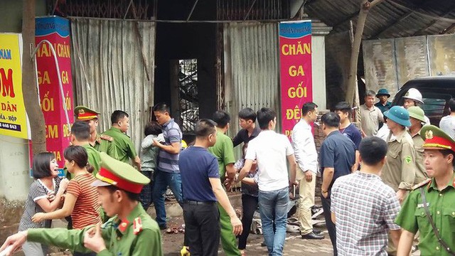 Người nhà nạn nhân đang gào khóc muốn vào bên trong hiện trường, tiếp cận nạn nhân là cụ bà 90 tuổi. Ảnh: Thời đại