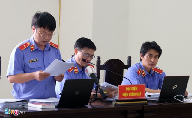 
Đại diện VKS luận tội với các bị cáo kháng cáo trong vụ xử phúc thẩm Đinh La Thăng. Ảnh: T.T.
