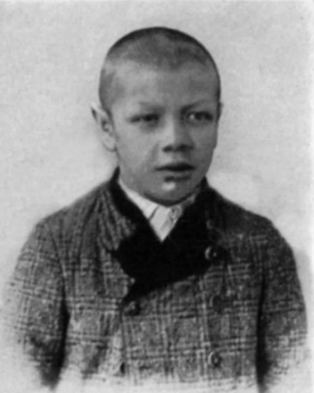 Cho đến năm 19 tuổi, Adam Rainer vẫn bị xem l&agrave; một người mắc bệnh l&ugrave;n, c&oacute; chiều cao chỉ vỏn vẹn 1m43.